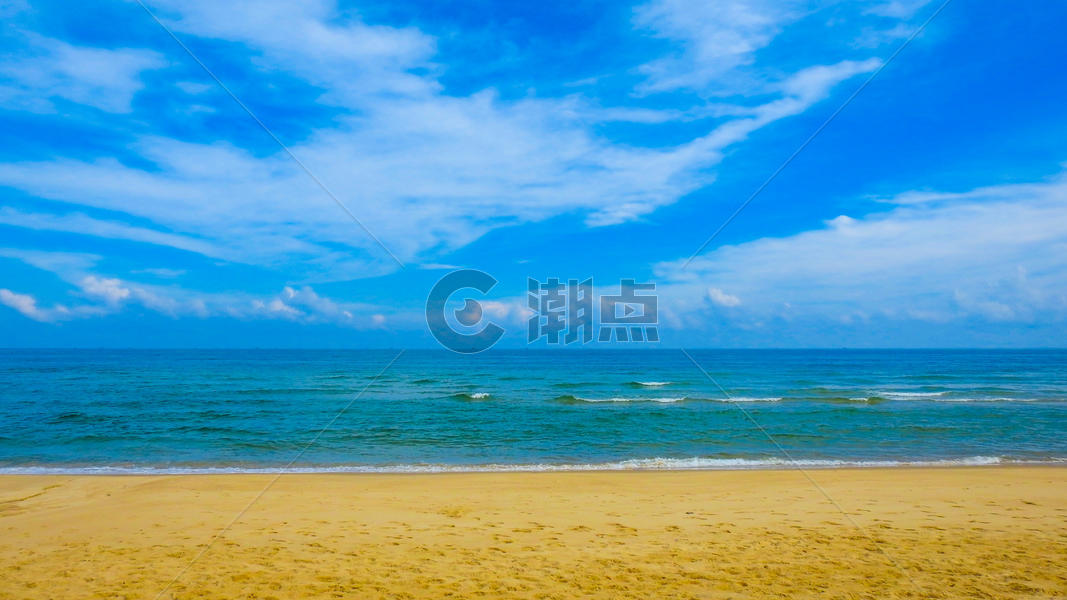 蓝天白云下的蓝色大海和金色沙滩图片素材免费下载