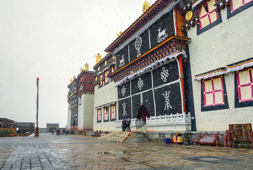 大雪飘飞中的松赞林寺图片素材免费下载