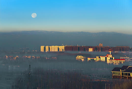 清晨，北京郊区的日月同辉图片素材免费下载