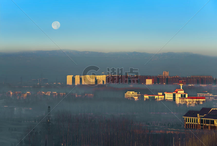 清晨，北京郊区的日月同辉图片素材免费下载