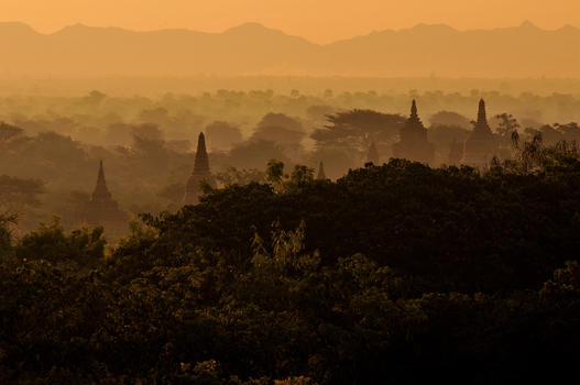 蒲甘古城的佛塔群映衬在朝阳薄雾的群山中图片素材免费下载