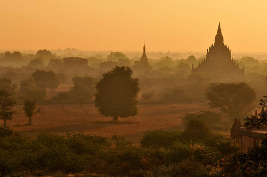 缅甸蒲甘古城平原上的佛塔映衬在早霞薄雾中图片素材免费下载