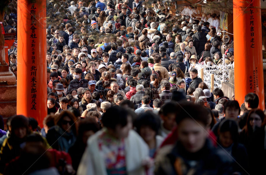 日本京都人们蜂拥进入寺庙迎接新年庙会图片素材免费下载