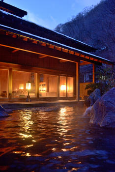 冬季傍晚浸泡在日本乡村温泉池中图片素材免费下载