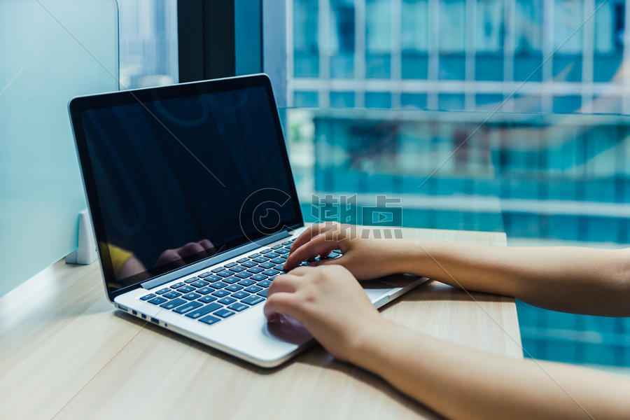 职场女孩使用笔记本电脑图片素材免费下载