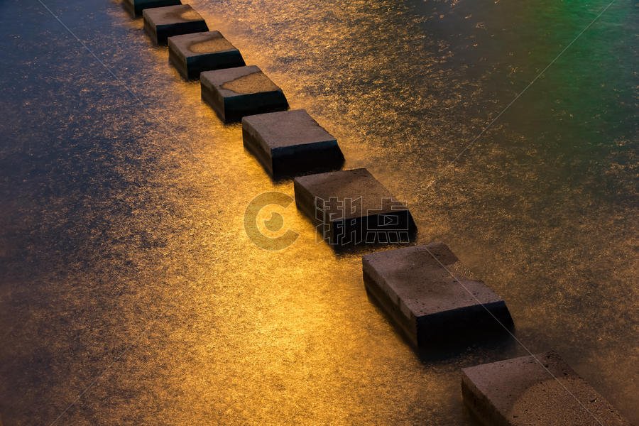 武汉长江二桥下金色水面的石阶图片素材免费下载