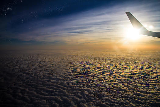 迎着朝阳的飞机图片素材免费下载