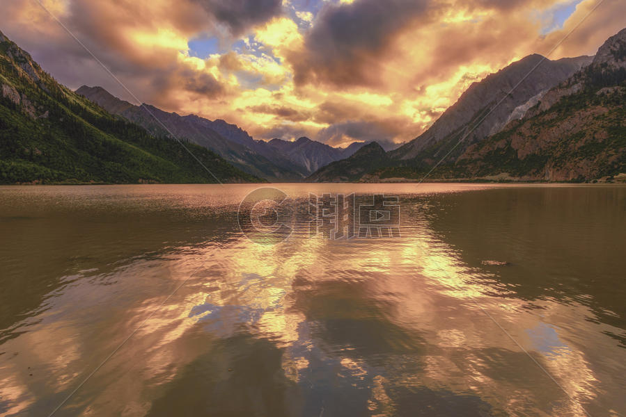 美丽然乌湖的晚霞图片素材免费下载