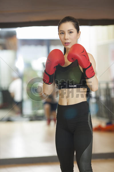 女性在健身房里打拳击图片素材免费下载