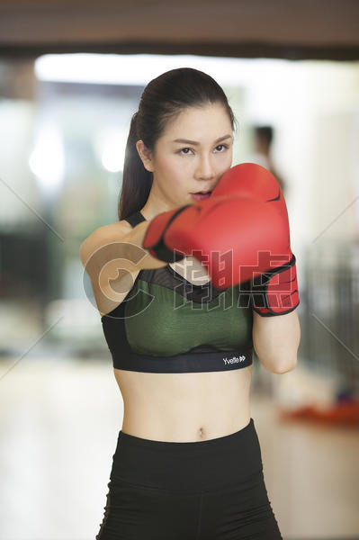 女性在健身房里打拳击图片素材免费下载