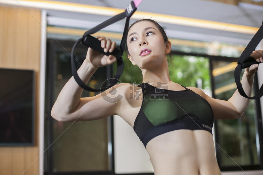 女性在健身房健身练习力量图片素材免费下载
