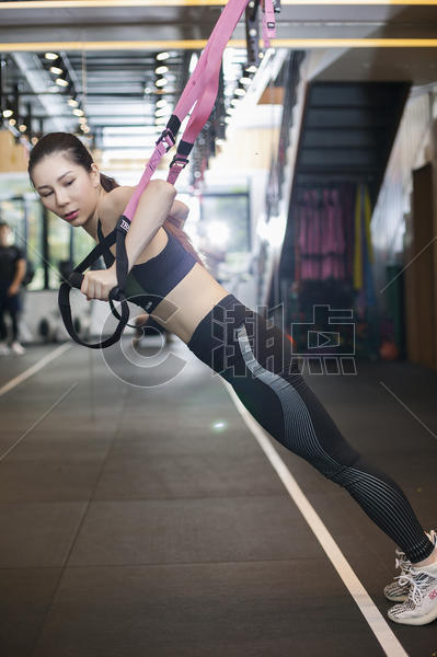 女性在健身房健身练习力量图片素材免费下载