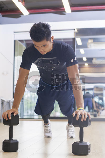 男性在健身房里健身图片素材免费下载