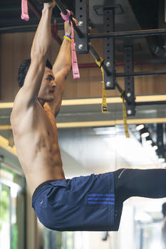 男性在健身房里健身图片素材免费下载