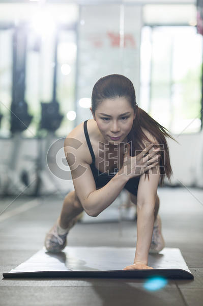 女性在健身房练习力量健身图片素材免费下载