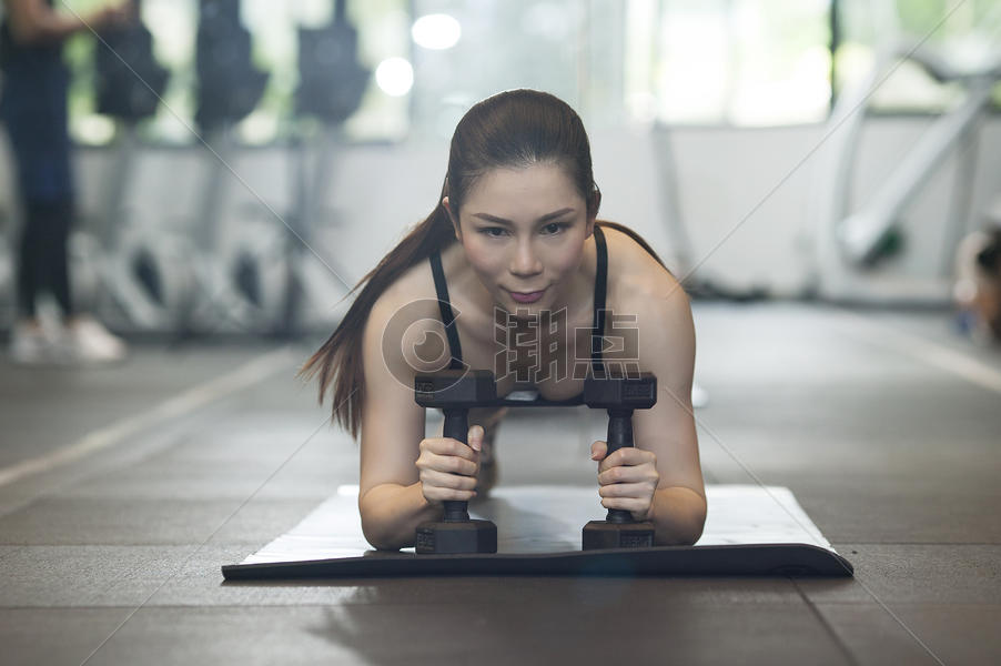 女性在健身房练习力量健身图片素材免费下载