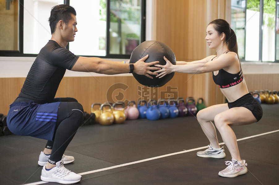 男性女性一起在健身房里练习平衡和力量图片素材免费下载