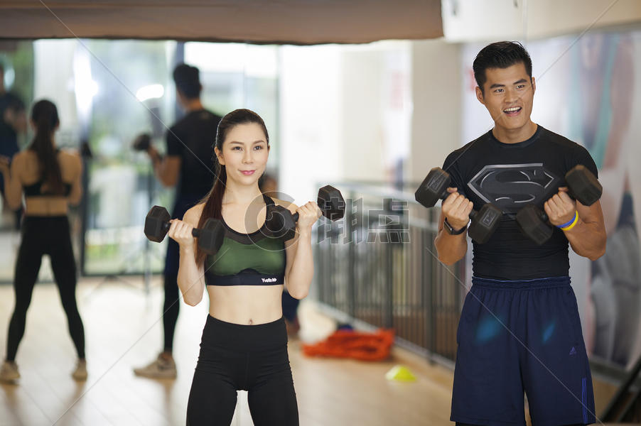 男性女性一起在健身房里练习力量图片素材免费下载