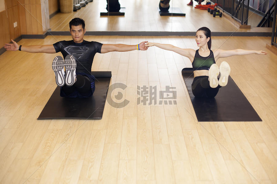 男性女性在健身房互动健身图片素材免费下载