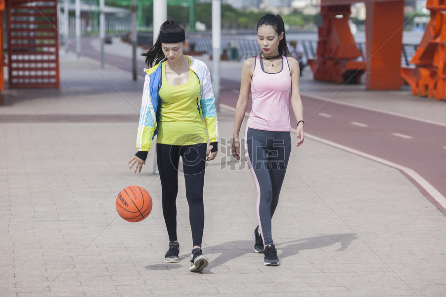 女孩在户外一起打篮球图片素材免费下载