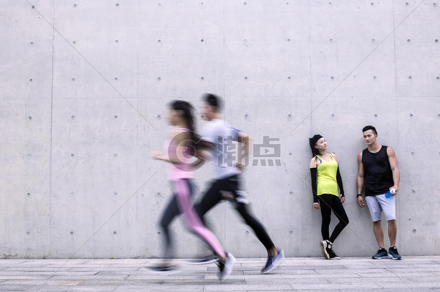 年轻男女在户外跑步锻炼图片素材免费下载