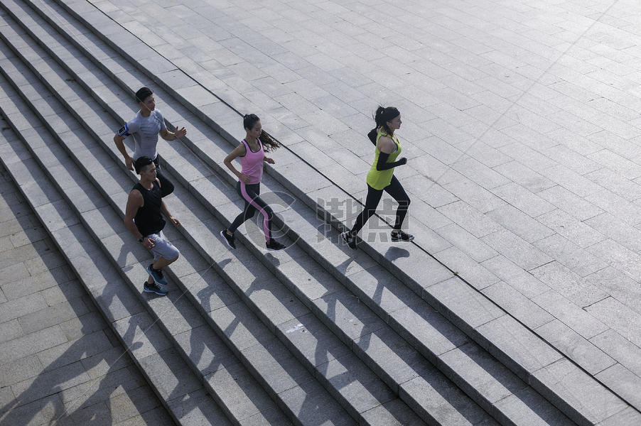 年轻男女在户外跑步锻炼图片素材免费下载