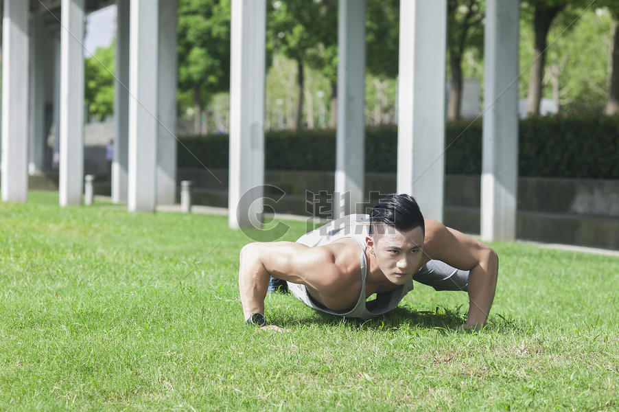 男孩在户外运动前热身运动图片素材免费下载