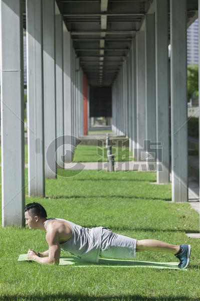 男性在户外做热身运动图片素材免费下载