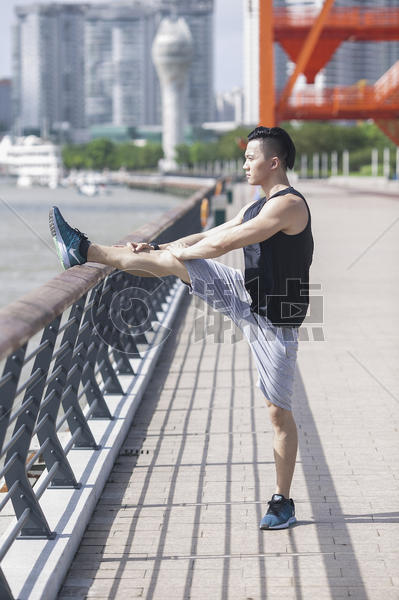 男性在户外做热身运动图片素材免费下载