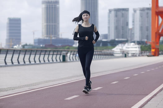 女性在户外跑步锻炼图片素材免费下载