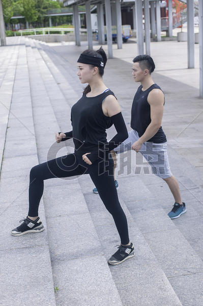 年轻男女在户外锻炼健身图片素材免费下载