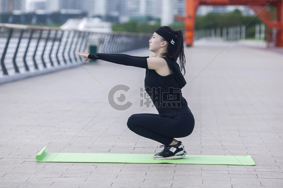 女性在户外瑜伽垫上锻炼形体图片素材免费下载