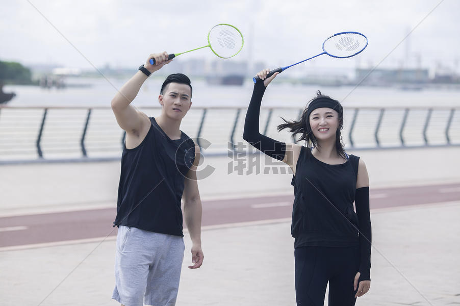 年轻男女在户外打羽毛球锻炼图片素材免费下载