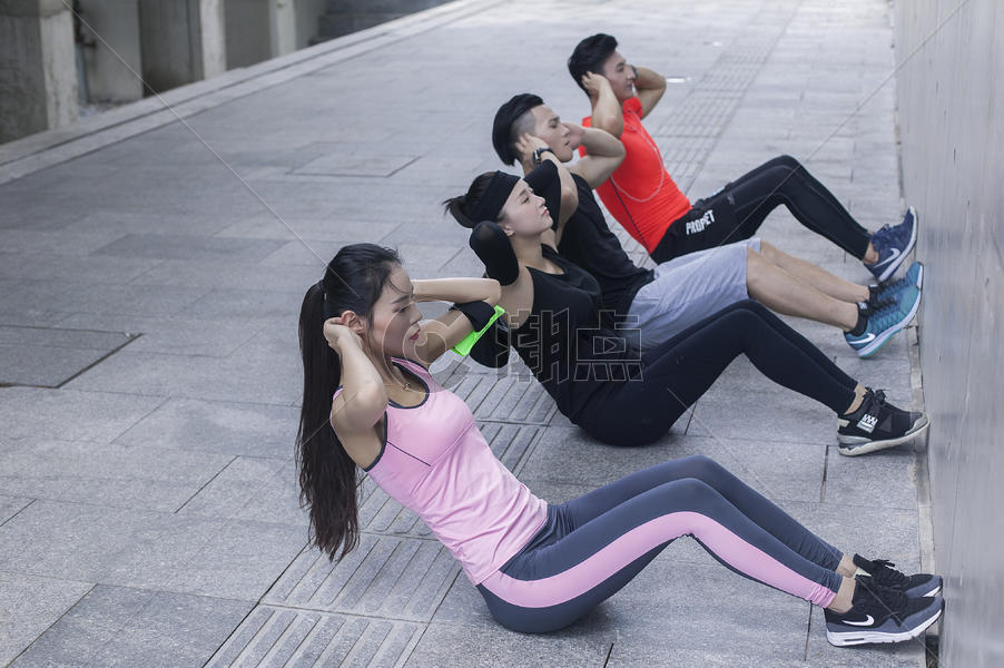 年轻男女在户外运动场所热身运动图片素材免费下载