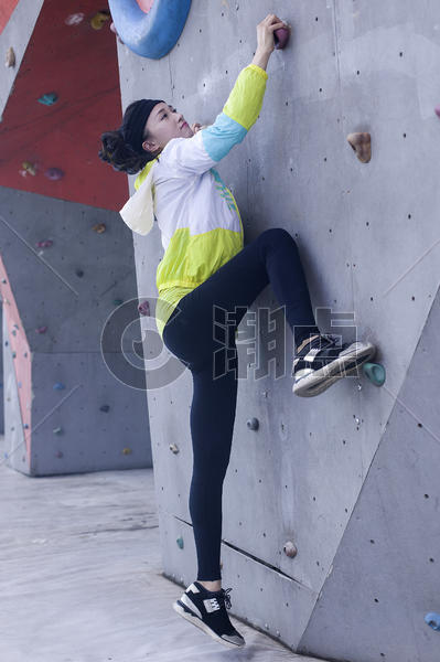 美女在户外运动场所攀岩锻炼图片素材免费下载