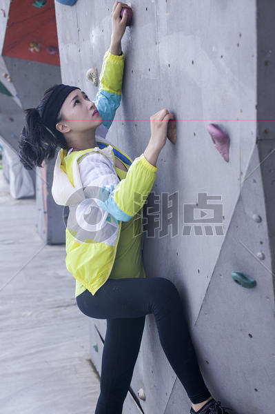 美女在户外运动场所攀岩锻炼图片素材免费下载