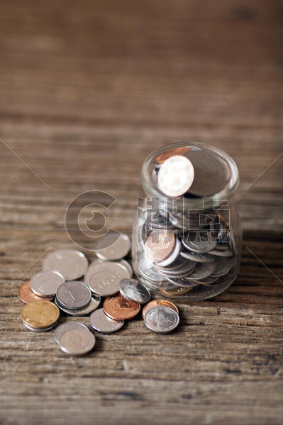 钱硬币放在玻璃杯里图片素材免费下载