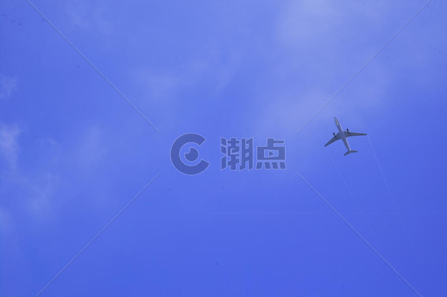蓝天白云下的飞机图片素材免费下载