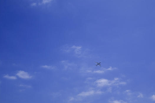 蓝天白云下的飞机图片素材免费下载