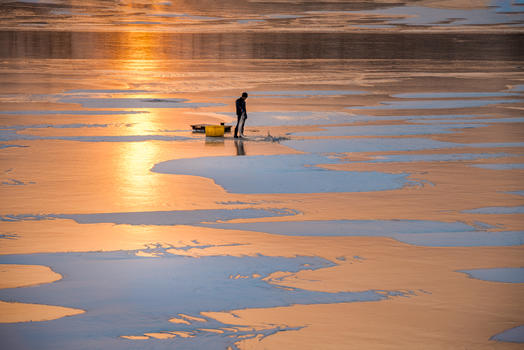 冰雪湖面上的捕鱼人图片素材免费下载