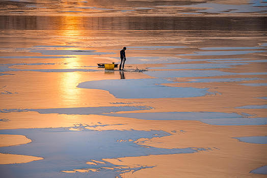 冰雪湖面上的捕鱼人图片素材免费下载