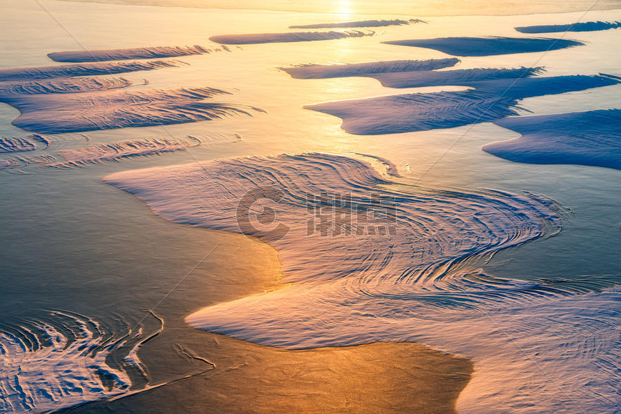阳光照耀下的冰雪线条纹理图片素材免费下载