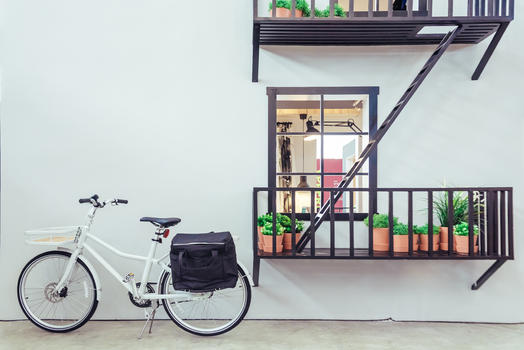 清新房子白墙与自行车图片素材免费下载