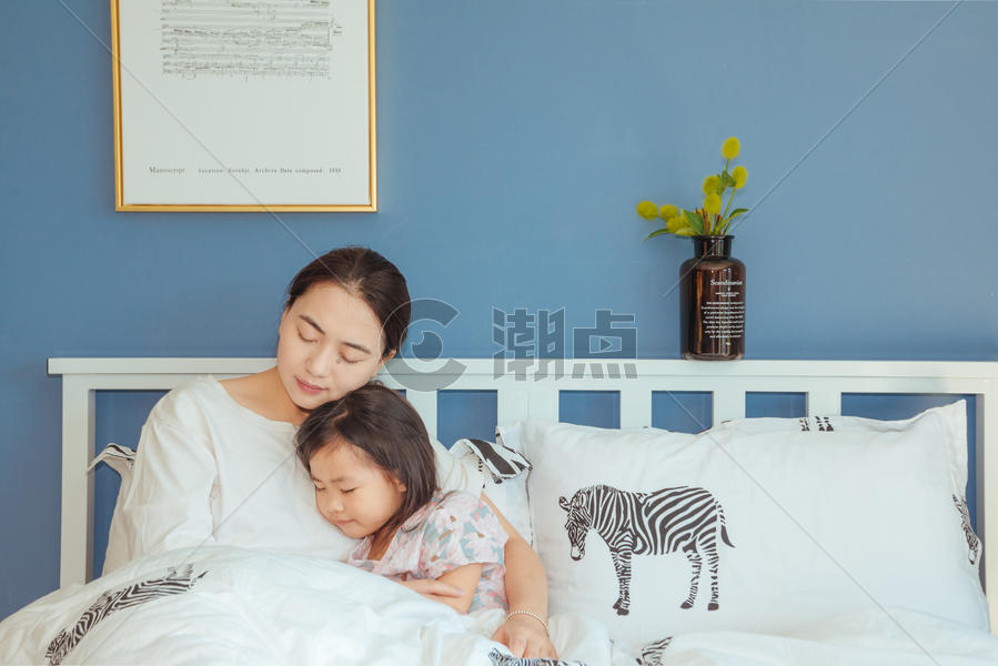 家庭卧室温馨母女图片素材免费下载