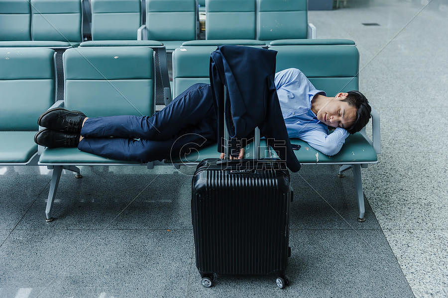 机场候机座椅商务男士睡觉图片素材免费下载
