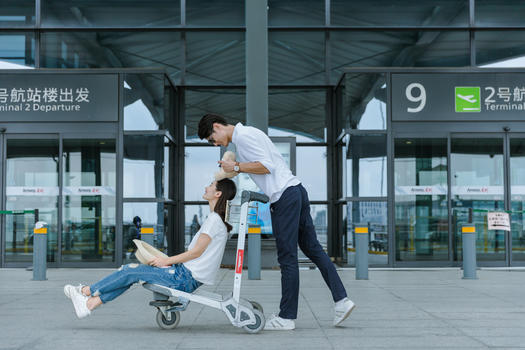 机场热恋情侣旅游出行图片素材免费下载