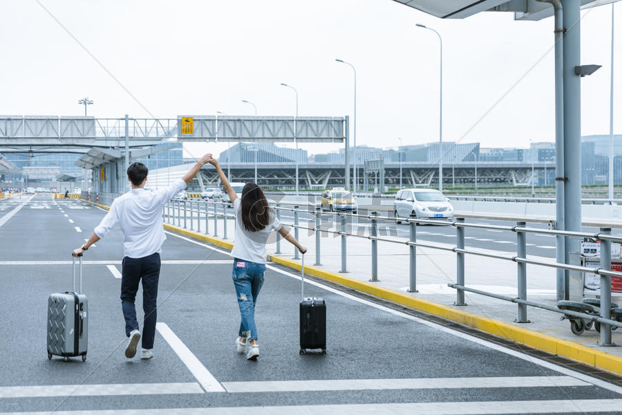 机场热恋情侣旅游出行图片素材免费下载