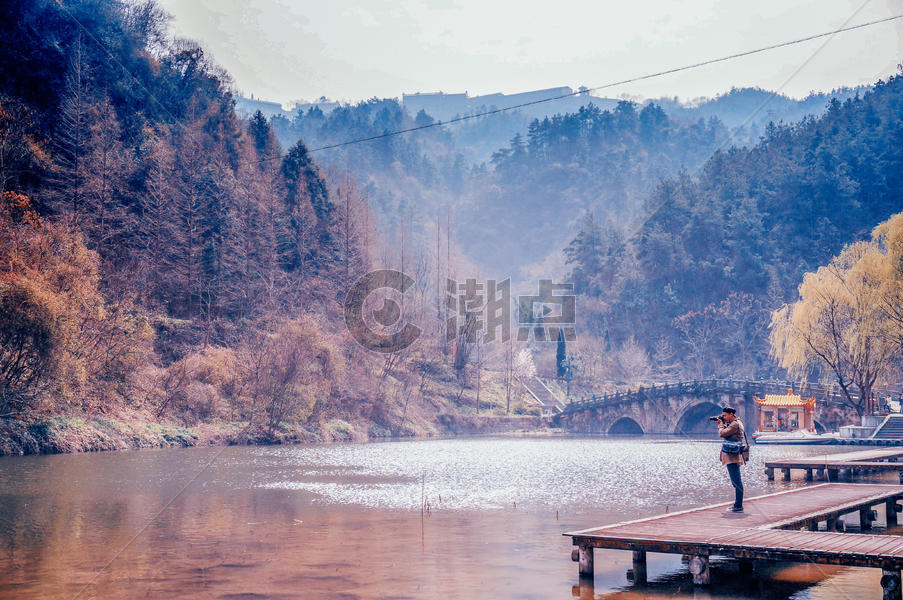 武当山拍风景的人图片素材免费下载