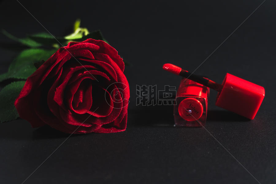 高贵的玫瑰与口红图片素材免费下载