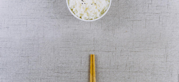 文艺干净的米饭和餐具图片素材免费下载